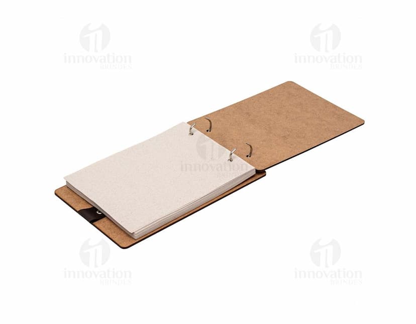Bloco de anotações ecológico feito de papel reciclado com capa de couro marrom, vintage e antiga. Textura grunge e envelhecida, ideal para escrita de mensagens e lembretes. Embalagem vintage de papelão, perfeita para presentes e escritório.