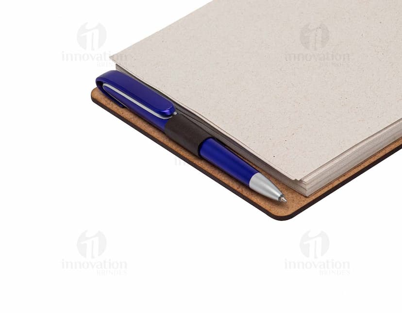 Bloco de anotações ecológico feito de papel reciclado com capa de couro marrom, vintage e antiga. Textura grunge e envelhecida, ideal para escrita de mensagens e lembretes. Embalagem vintage de papelão, perfeita para presentes e escritório.