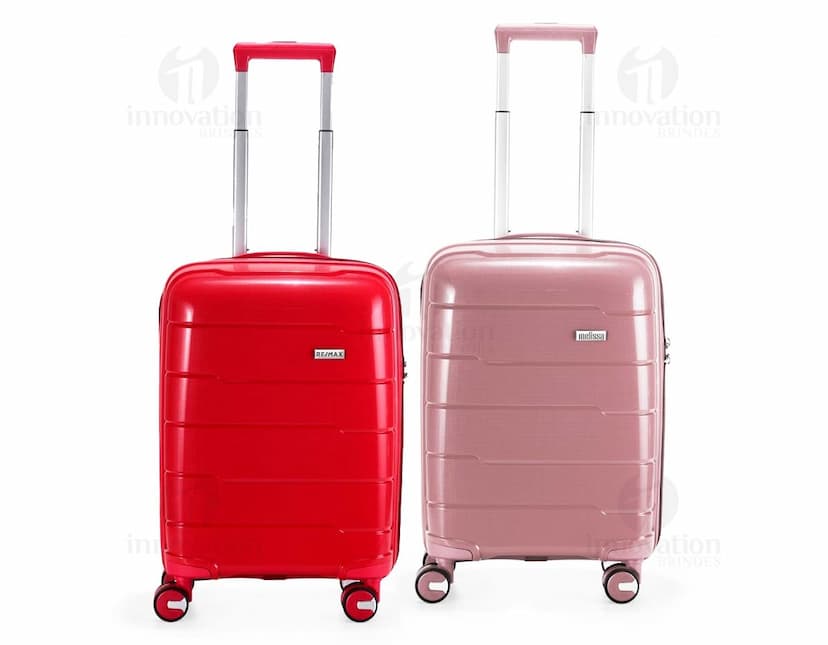 Mala de bordo de 40 litros em design moderno e vibrante, na cor violeta e detalhes em laranja. Feita de metal cromado, possui alça, botões e fechos metálicos. Ícone de indústria e negócios, ideal para armazenamento e transporte, com tecnologia avançada e aparência atraente.