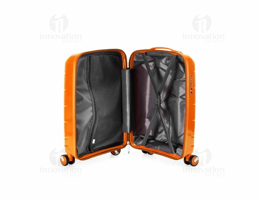 Mala de bordo de 40 litros em design moderno e vibrante, na cor violeta e detalhes em laranja. Feita de metal cromado, possui alça, botões e fechos metálicos. Ícone de indústria e negócios, ideal para armazenamento e transporte, com tecnologia avançada e aparência atraente.