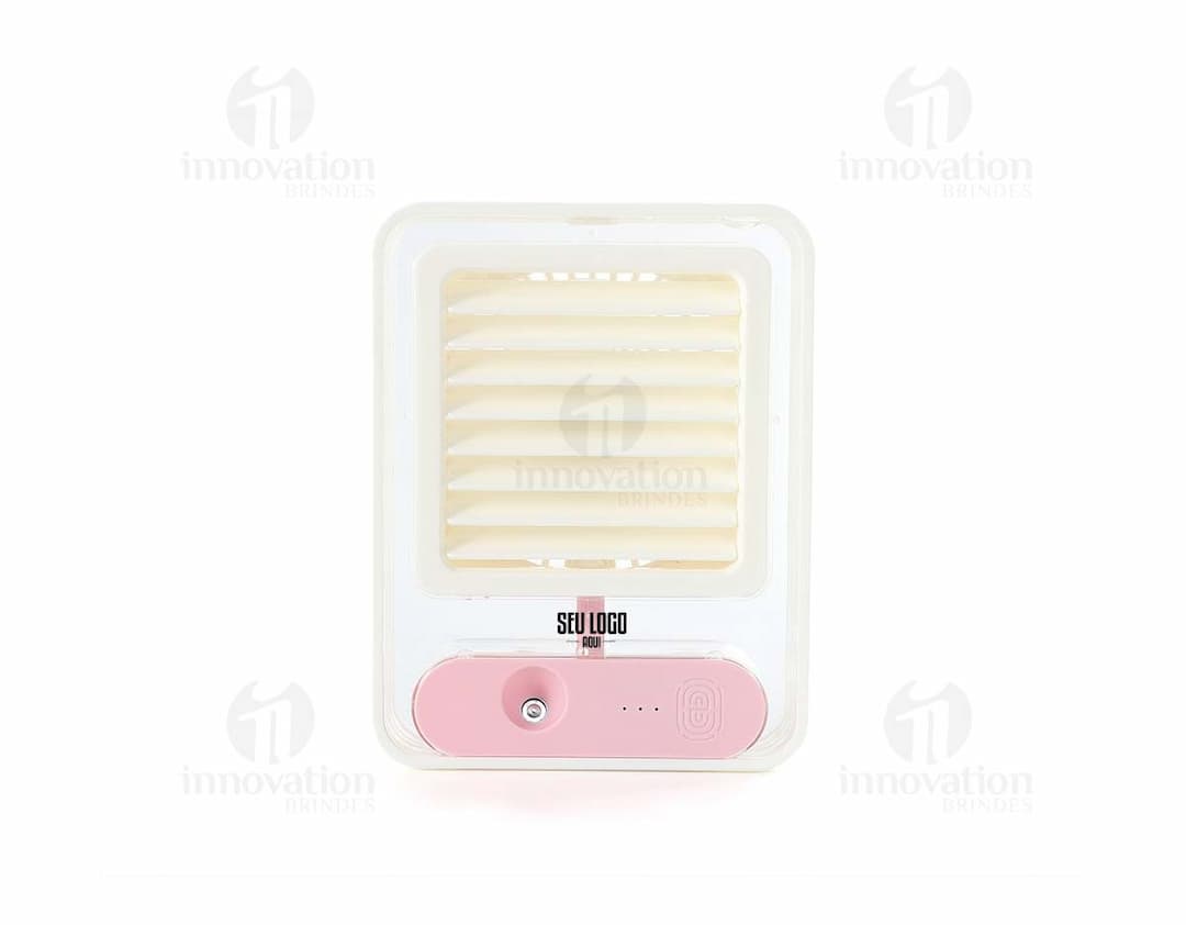 Climatizador portátil recarregável com design digital em 3D, equipamento de tecnologia elétrica que funciona como um aquecedor, com botões de metal e knob de controle. Ao lado, há um rádio e um notebook em um ambiente de escritório.