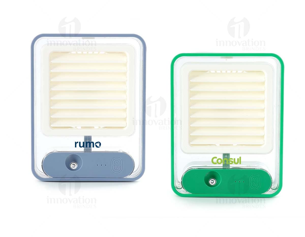 Climatizador portátil recarregável com design digital em 3D, equipamento de tecnologia elétrica que funciona como um aquecedor, com botões de metal e knob de controle. Ao lado, há um rádio e um notebook em um ambiente de escritório.