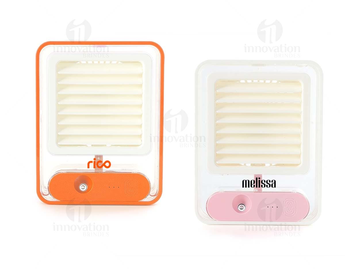 Climatizador portátil recarregável com design digital em 3D, equipamento de tecnologia elétrica que funciona como um aquecedor, com botões de metal e knob de controle. Ao lado, há um rádio e um notebook em um ambiente de escritório.