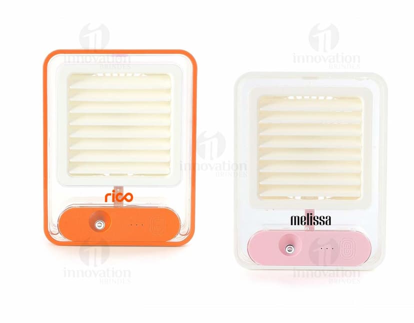 Climatizador portátil recarregável com design digital em 3D, equipamento de tecnologia elétrica que funciona como um aquecedor, com botões de metal e knob de controle. Ao lado, há um rádio e um notebook em um ambiente de escritório.