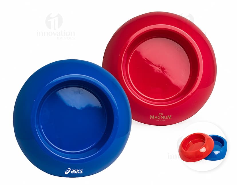 EcoPote Pet - Um design circular e futurista, feito de porcelana e metal, com um disco brilhante no centro. Lembrando um prato, possui um mecanismo de som integrado, refletindo a tecnologia digital. Seu visual abstrato e moderno combina elementos de um disco de vinil, um prato de café da manhã e um dispositivo de áudio. O EcoPote Pet é um objeto único, ideal para refeições e bebidas, com um toque retrô e uma cor vibrante.