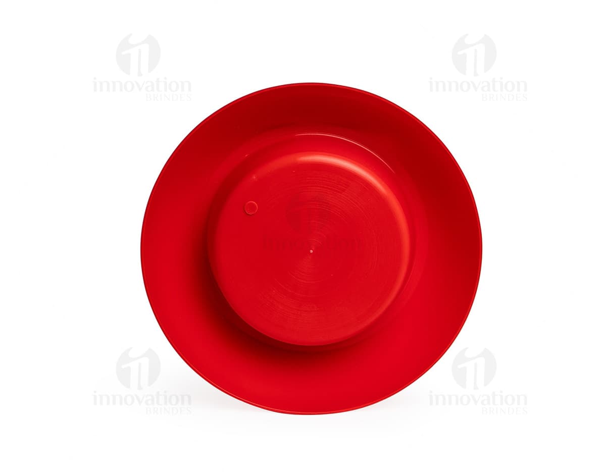 EcoPote Pet - Um design circular e futurista, feito de porcelana e metal, com um disco brilhante no centro. Lembrando um prato, possui um mecanismo de som integrado, refletindo a tecnologia digital. Seu visual abstrato e moderno combina elementos de um disco de vinil, um prato de café da manhã e um dispositivo de áudio. O EcoPote Pet é um objeto único, ideal para refeições e bebidas, com um toque retrô e uma cor vibrante.