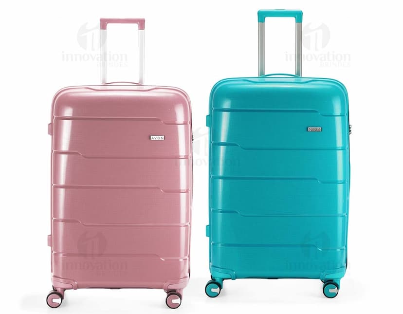 Breve descrição da imagem: Conjunto de malas de viagem 95 litros em 3D, com design moderno e vibrante. As malas são de metal cromado, com acabamento brilhante em preto, laranja, violeta e roxo. O conjunto inclui diferentes tamanhos e modelos, com alças, rodas e fechos, ideais para viagens de negócios ou lazer.