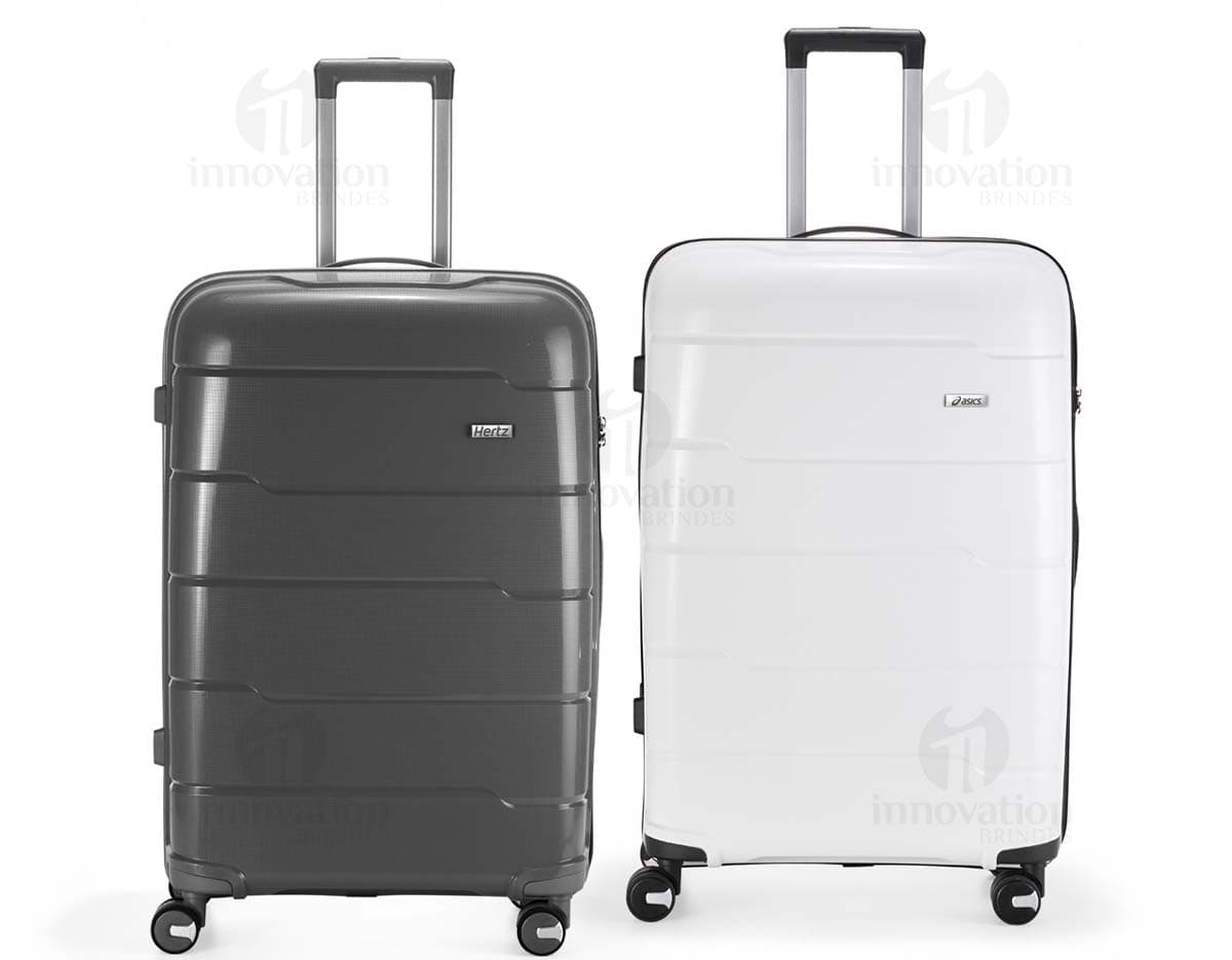 Breve descrição da imagem: Conjunto de malas de viagem 95 litros em 3D, com design moderno e vibrante. As malas são de metal cromado, com acabamento brilhante em preto, laranja, violeta e roxo. O conjunto inclui diferentes tamanhos e modelos, com alças, rodas e fechos, ideais para viagens de negócios ou lazer.
