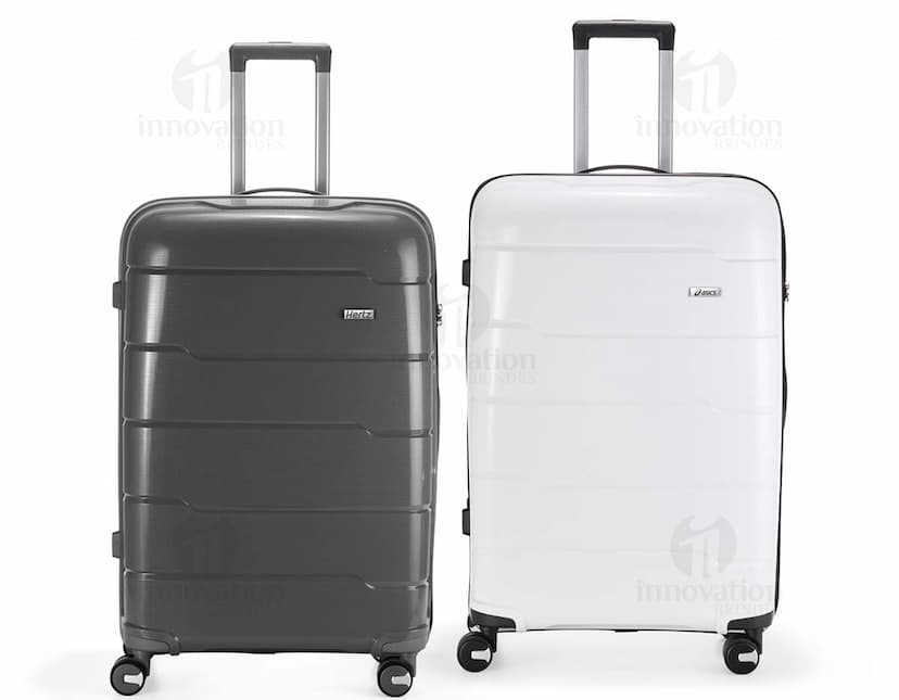 Breve descrição da imagem: Conjunto de malas de viagem 95 litros em 3D, com design moderno e vibrante. As malas são de metal cromado, com acabamento brilhante em preto, laranja, violeta e roxo. O conjunto inclui diferentes tamanhos e modelos, com alças, rodas e fechos, ideais para viagens de negócios ou lazer.