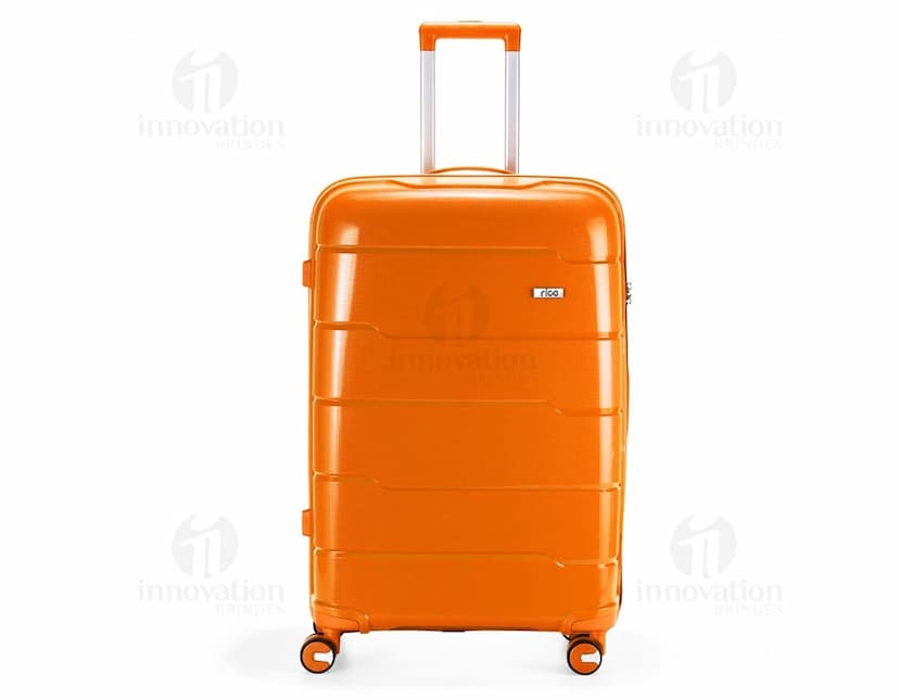 Breve descrição da imagem: Conjunto de malas de viagem 95 litros em 3D, com design moderno e vibrante. As malas são de metal cromado, com acabamento brilhante em preto, laranja, violeta e roxo. O conjunto inclui diferentes tamanhos e modelos, com alças, rodas e fechos, ideais para viagens de negócios ou lazer.