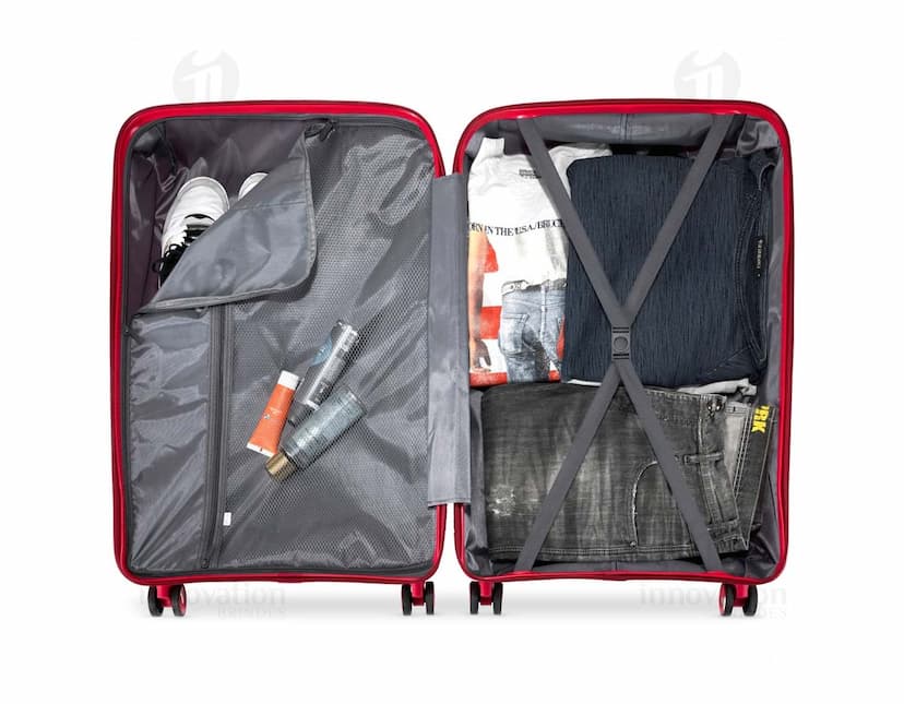 Breve descrição da imagem: Conjunto de malas de viagem 95 litros em 3D, com design moderno e vibrante. As malas são de metal cromado, com acabamento brilhante em preto, laranja, violeta e roxo. O conjunto inclui diferentes tamanhos e modelos, com alças, rodas e fechos, ideais para viagens de negócios ou lazer.