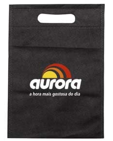 Carteira preta, bolsa de papelão vazia, notebook com quadro negro ao fundo, antigo cartão de memória em cima de um caderno de couro marrom.