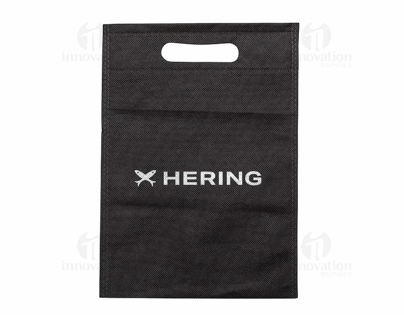 Carteira preta, bolsa de papelão vazia, notebook com quadro negro ao fundo, antigo cartão de memória em cima de um caderno de couro marrom.
