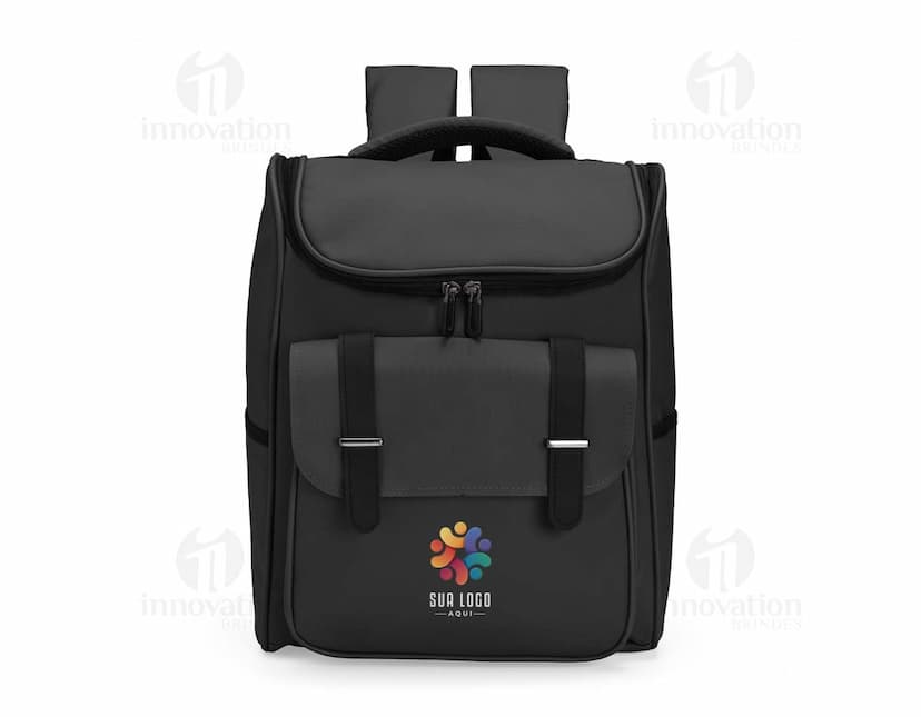 Mochila de couro sintético preta de 29 litros, mostrada em um ambiente de escritório moderno. A mochila está vazia e possui um design elegante e luxuoso, perfeita para uso diário ou viagens de negócios.