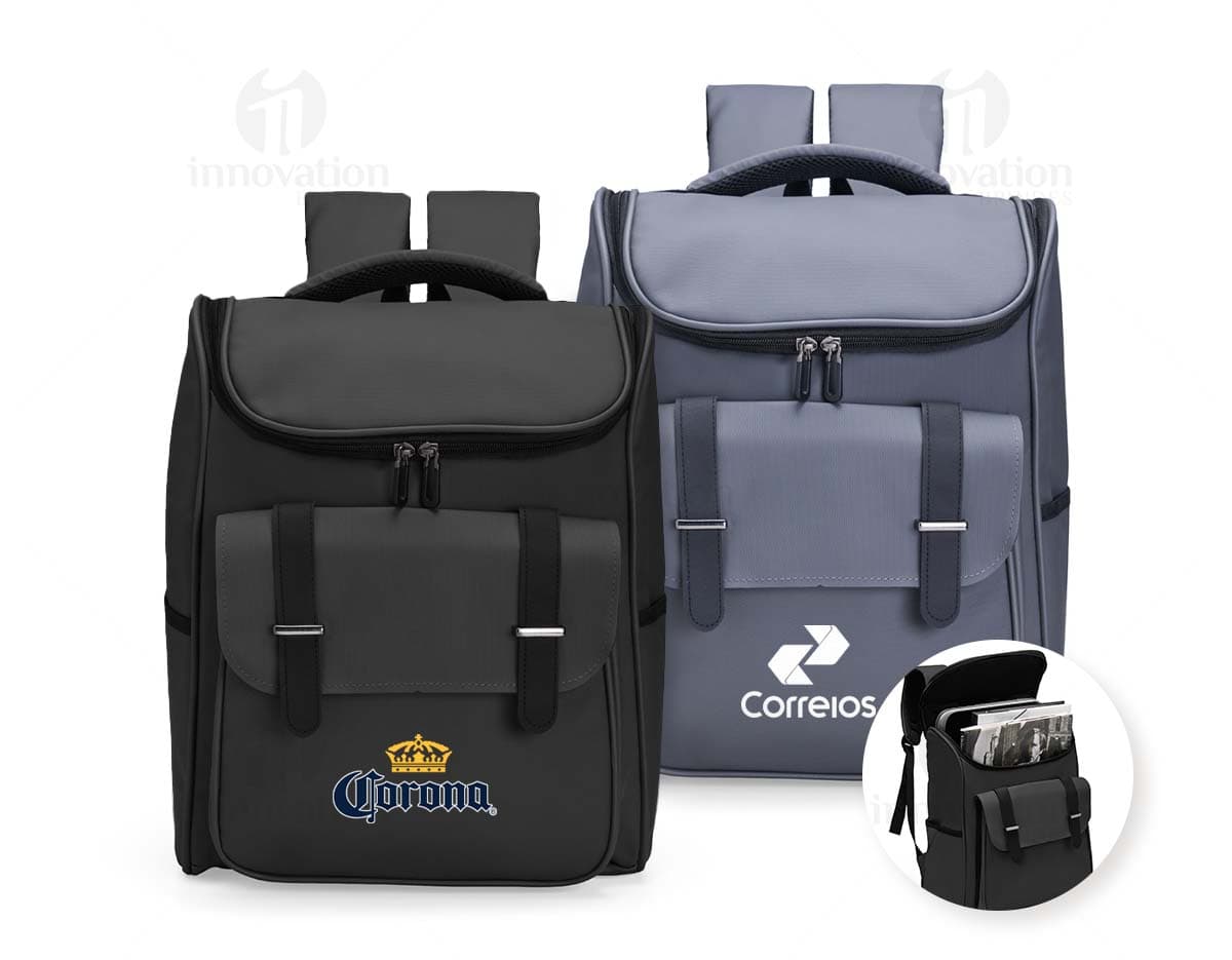 Mochila de couro sintético preta de 29 litros, mostrada em um ambiente de escritório moderno. A mochila está vazia e possui um design elegante e luxuoso, perfeita para uso diário ou viagens de negócios.