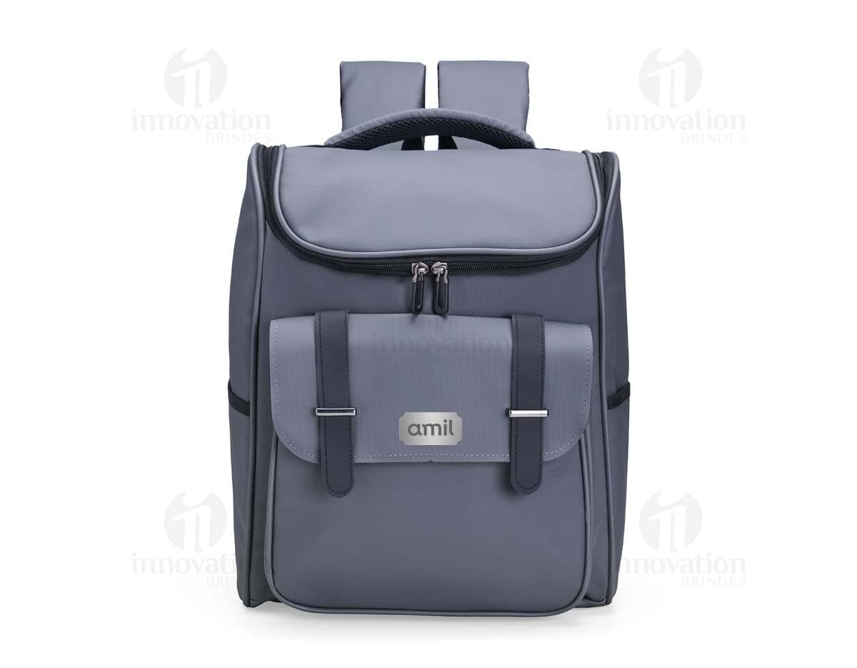 Mochila de couro sintético preta de 29 litros, mostrada em um ambiente de escritório moderno. A mochila está vazia e possui um design elegante e luxuoso, perfeita para uso diário ou viagens de negócios.
