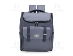 Mochila de couro sintético preta de 29 litros, mostrada em um ambiente de escritório moderno. A mochila está vazia e possui