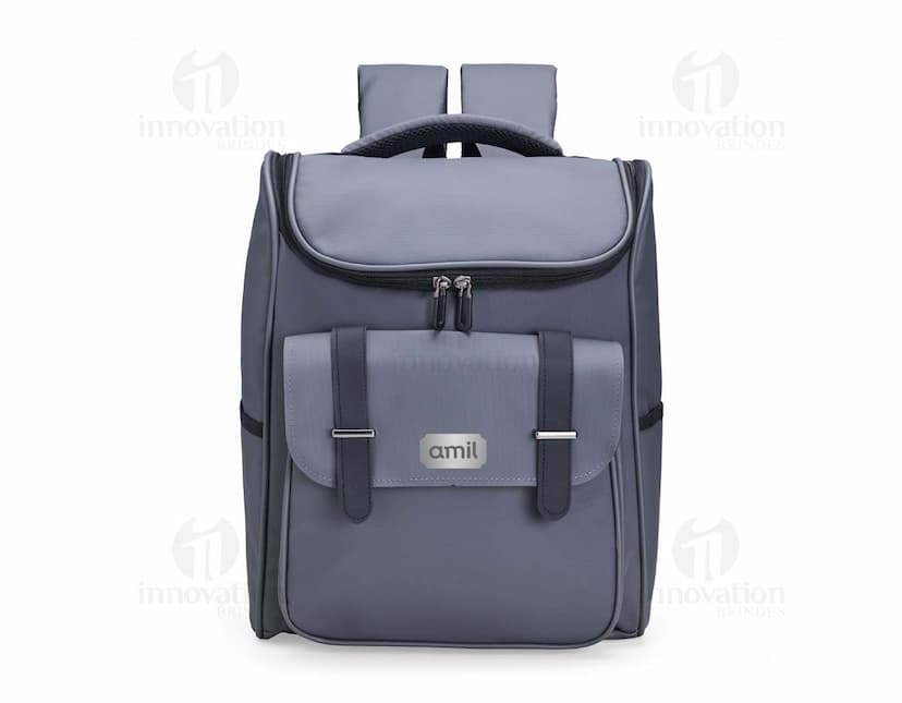 Mochila de couro sintético preta de 29 litros, mostrada em um ambiente de escritório moderno. A mochila está vazia e possui um design elegante e luxuoso, perfeita para uso diário ou viagens de negócios.