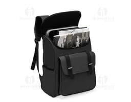 Mochila de couro sintético preta de 29 litros, mostrada em um ambiente de escritório moderno. A mochila está vazia e possui