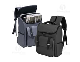 Mochila de couro sintético preta de 29 litros, mostrada em um ambiente de escritório moderno. A mochila está vazia e possui