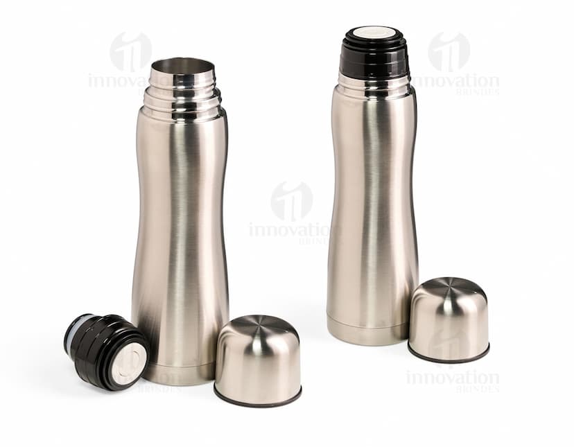 Garrafa térmica de aço inoxidável 500ml com design elegante e moderno. A garrafa possui um bocal para servir líquidos, com formato curvo e pontiagudo. Feita de material de alta qualidade, a garrafa mantém a bebida quente ou fria por um longo período de tempo. Perfeita para uso em casa, no restaurante, em festas ou em viagens.