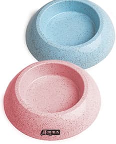 Uma pilha de Tigelas Pet de Fibra de Arroz 400ml, em tons de rosa, preto, marrom e cinza, com textura suave e brilhante. As tigelas redondas e de selo, feitas de pedra natural, simbolizam equilíbrio, harmonia e tranquilidade. São ideais para uso em spas, tratamentos de saúde e cuidados cosméticos.
