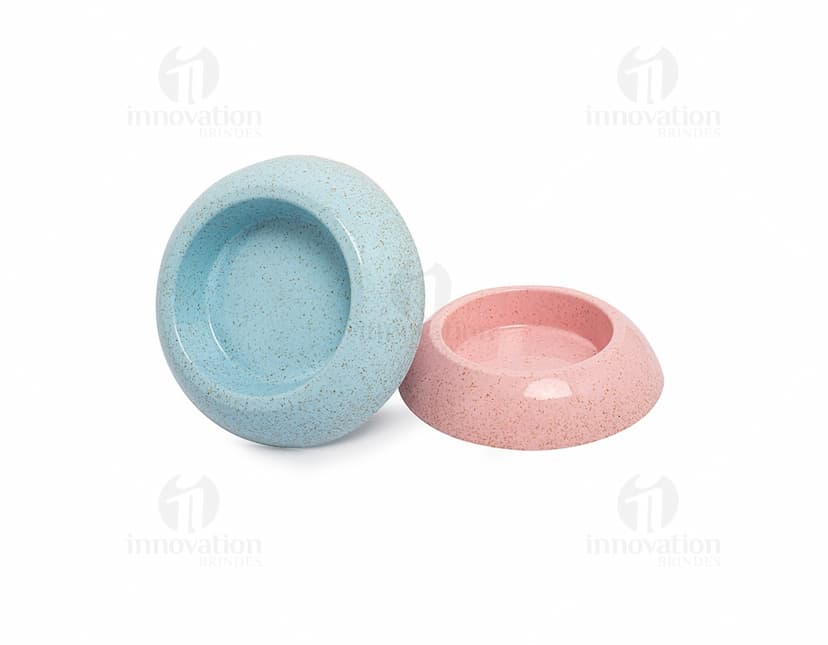 Uma pilha de Tigelas Pet de Fibra de Arroz 400ml, em tons de rosa, preto, marrom e cinza, com textura suave e brilhante. As tigelas redondas e de selo, feitas de pedra natural, simbolizam equilíbrio, harmonia e tranquilidade. São ideais para uso em spas, tratamentos de saúde e cuidados cosméticos.