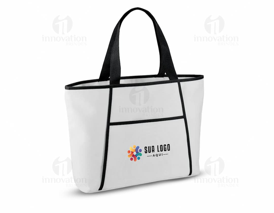 Sacola térmica 9 L preta em design 3D, com alça de metal e plástico. A sacola está vazia e possui um símbolo de carrinho de compras no topo, indicando seu uso em compras. Ideal para manter alimentos frescos durante o transporte.