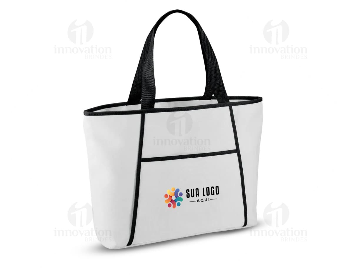 Sacola térmica 9 L preta em design 3D, com alça de metal e plástico. A sacola está vazia e possui um símbolo de carrinho de compras no topo, indicando seu uso em compras. Ideal para manter alimentos frescos durante o transporte.