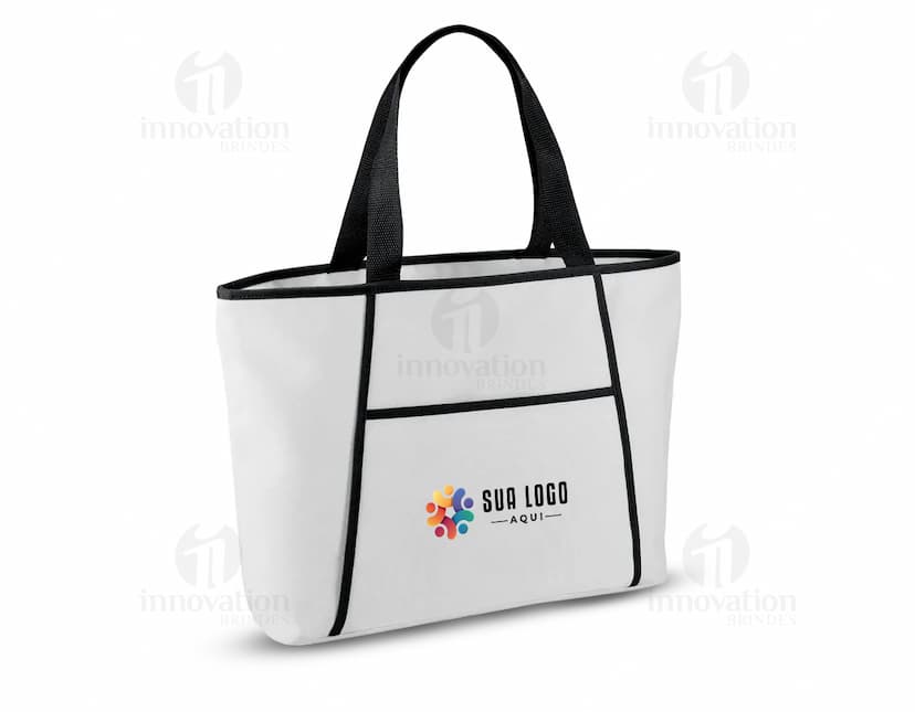Sacola térmica 9 L preta em design 3D, com alça de metal e plástico. A sacola está vazia e possui um símbolo de carrinho de compras no topo, indicando seu uso em compras. Ideal para manter alimentos frescos durante o transporte.