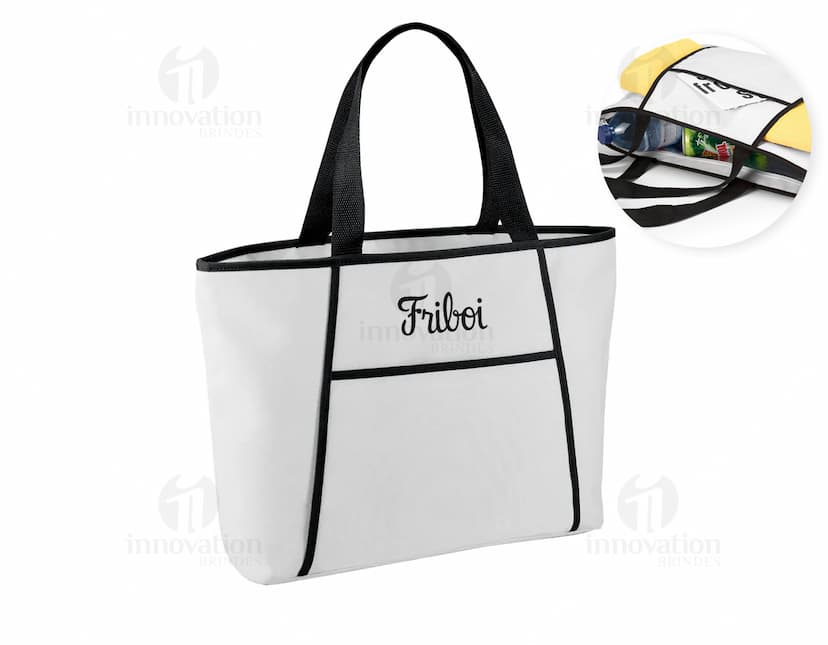 Sacola térmica 9 L preta em design 3D, com alça de metal e plástico. A sacola está vazia e possui um símbolo de carrinho de compras no topo, indicando seu uso em compras. Ideal para manter alimentos frescos durante o transporte.