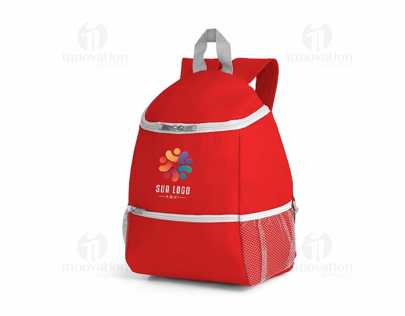 Mochila térmica de 10 litros em destaque, feita de material plástico resistente. A mochila contém um recipiente especial para armazenamento de líquidos, como garrafas de água. A embalagem possui um rótulo com informações sobre o produto e design colorido, ideal para viagens e passeios.