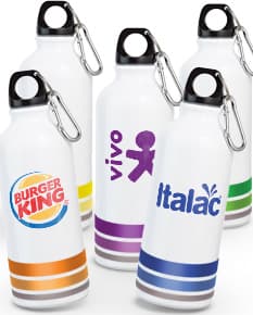 Bottle de 500ml Squeeze contendo liquid, plástico transparente, label amarelo, cap, bottle vazio, healthy beverage, objeto clean, refreshment, reflection, design bright.