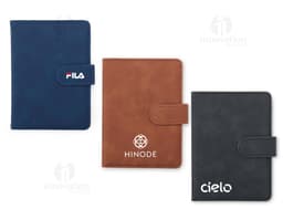 Porta-passaporte em Couro Sintético de cor preta, com costura em destaque e espaço interno para inserir o passaporte.