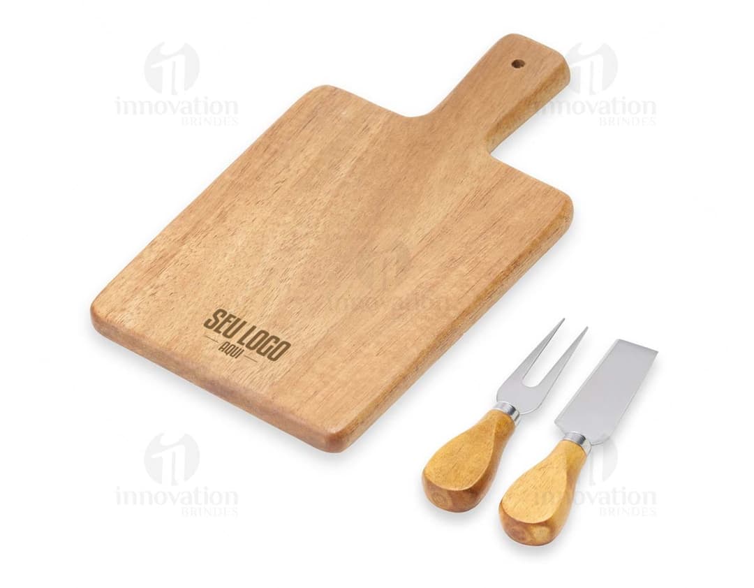 Kit Queijo 3 Peças em inox para queijo, incluindo faca, garfo e espátula com cabo em madeira.