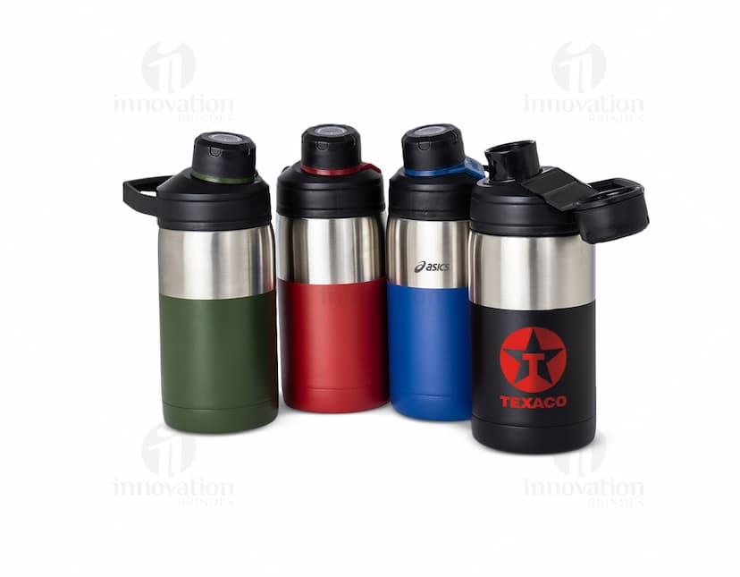 Garrafa térmica de 350ml em metal prateado, com tampa preta e design clean. O objeto contém líquido e reflete o ambiente ao seu redor, representando um equipamento tecnológico para armazenar bebidas quentes ou frias.