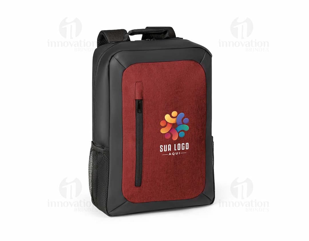 Mochila para notebook preta de couro, moderna e elegante, com compartimento para notebook, organizador interno, alças ajustáveis e fecho em metal. Ideal para transporte de equipamentos eletrônicos e objetos pessoais durante viagens ou para uso diário.