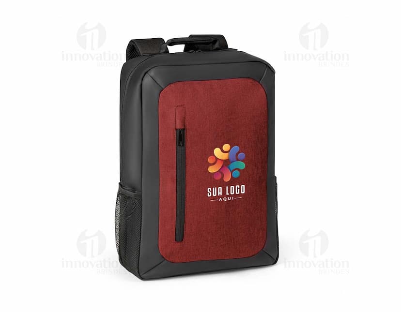 Mochila para notebook preta de couro, moderna e elegante, com compartimento para notebook, organizador interno, alças ajustáveis e fecho em metal. Ideal para transporte de equipamentos eletrônicos e objetos pessoais durante viagens ou para uso diário.