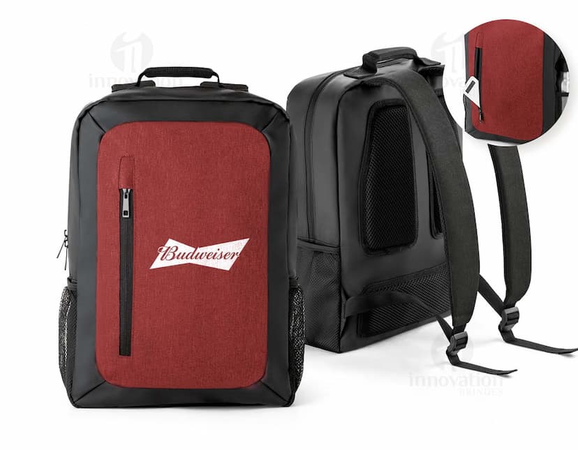 Mochila para notebook preta de couro, moderna e elegante, com compartimento para notebook, organizador interno, alças ajustáveis e fecho em metal. Ideal para transporte de equipamentos eletrônicos e objetos pessoais durante viagens ou para uso diário.