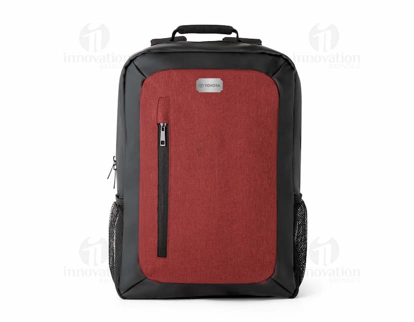 Mochila para notebook preta de couro, moderna e elegante, com compartimento para notebook, organizador interno, alças ajustáveis e fecho em metal. Ideal para transporte de equipamentos eletrônicos e objetos pessoais durante viagens ou para uso diário.