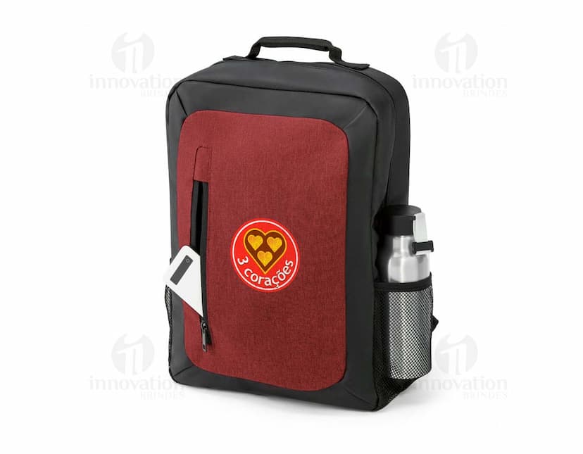 Mochila para notebook preta de couro, moderna e elegante, com compartimento para notebook, organizador interno, alças ajustáveis e fecho em metal. Ideal para transporte de equipamentos eletrônicos e objetos pessoais durante viagens ou para uso diário.