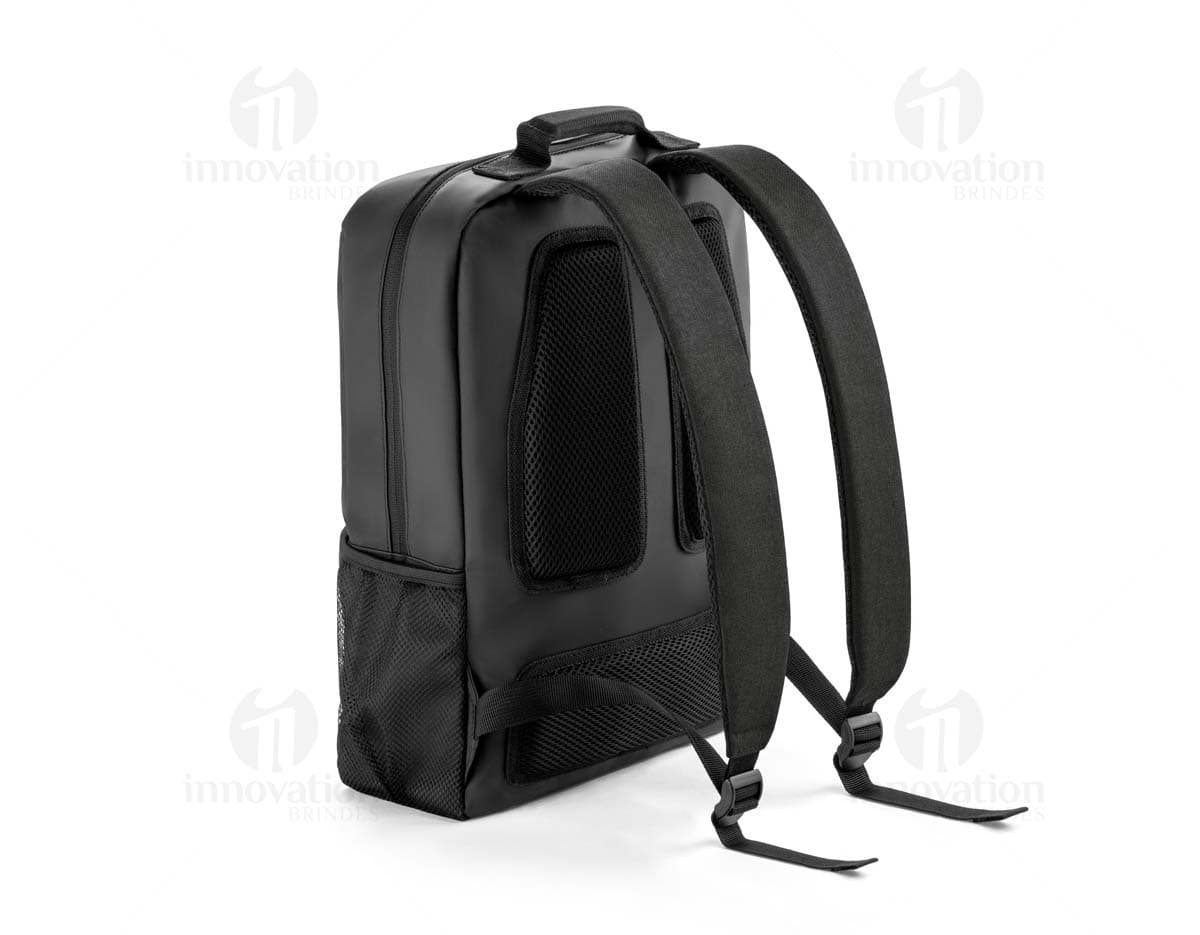 Mochila para notebook preta de couro, moderna e elegante, com compartimento para notebook, organizador interno, alças ajustáveis e fecho em metal. Ideal para transporte de equipamentos eletrônicos e objetos pessoais durante viagens ou para uso diário.