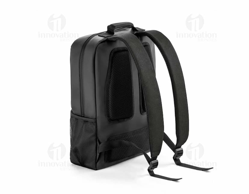 Mochila para notebook preta de couro, moderna e elegante, com compartimento para notebook, organizador interno, alças ajustáveis e fecho em metal. Ideal para transporte de equipamentos eletrônicos e objetos pessoais durante viagens ou para uso diário.
