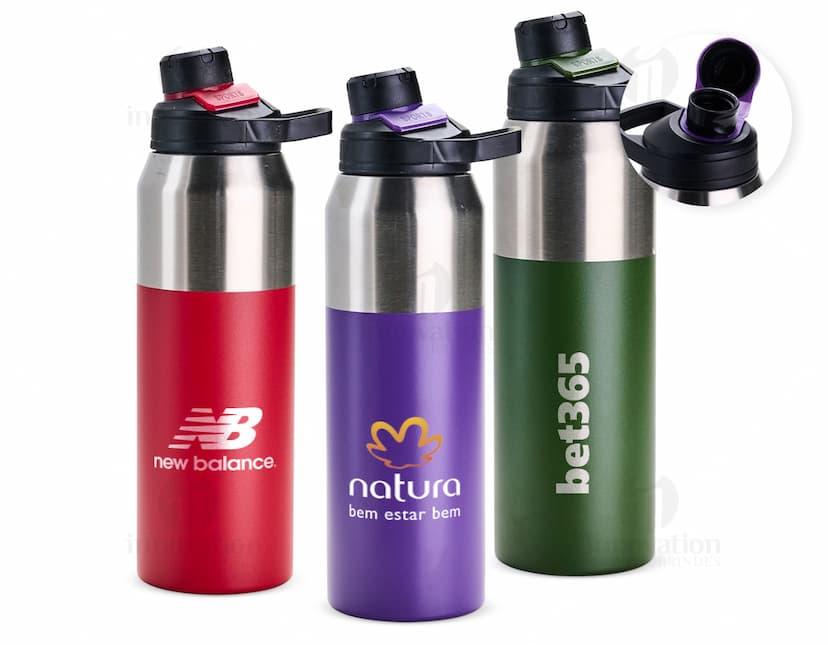 Garrafa térmica de 1 litro, feita de plástico e metal, com tampa e design clean. O objeto é um recipiente para líquidos, podendo ser utilizado para manter a temperatura de bebidas. A garrafa é de cor preta e possui um acabamento brilhante.