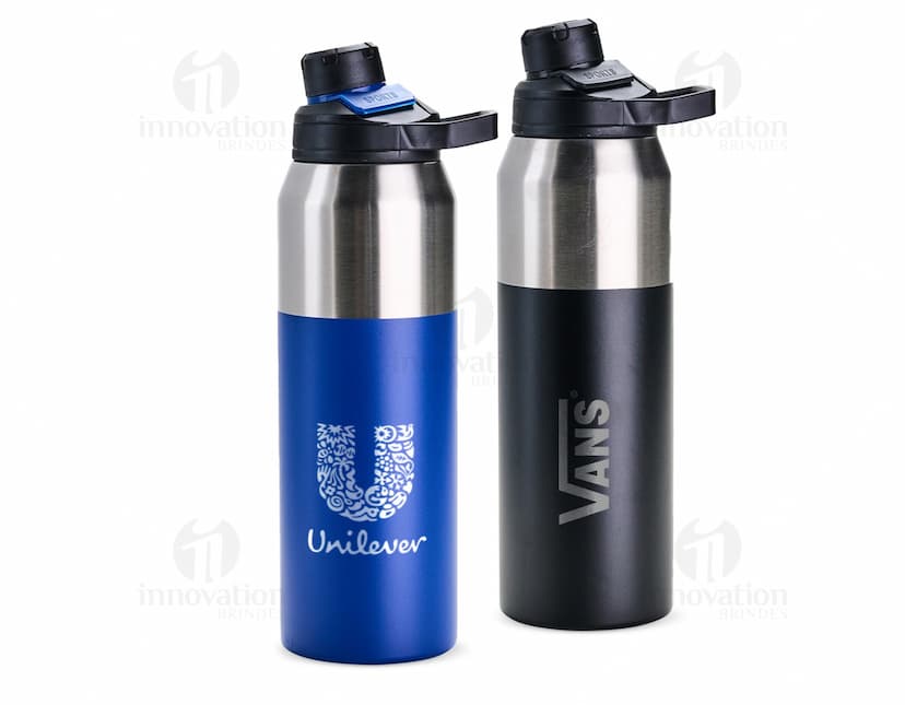 Garrafa térmica de 1 litro, feita de plástico e metal, com tampa e design clean. O objeto é um recipiente para líquidos, podendo ser utilizado para manter a temperatura de bebidas. A garrafa é de cor preta e possui um acabamento brilhante.