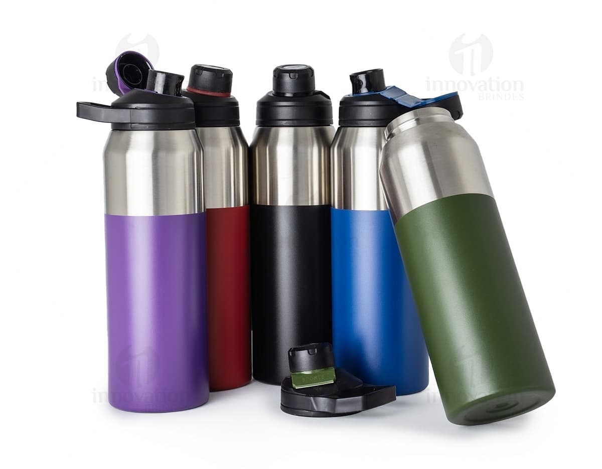 Garrafa térmica de 1 litro, feita de plástico e metal, com tampa e design clean. O objeto é um recipiente para líquidos, podendo ser utilizado para manter a temperatura de bebidas. A garrafa é de cor preta e possui um acabamento brilhante.