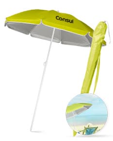 Guarda-sol reclinável em 210T brilhante e colorido, em forma de cartoon. O objeto possui design 3D e é amarelo, ideal para proteção contra a chuva. Está localizado em um quintal vazio e molhado, com uma folha no chão.