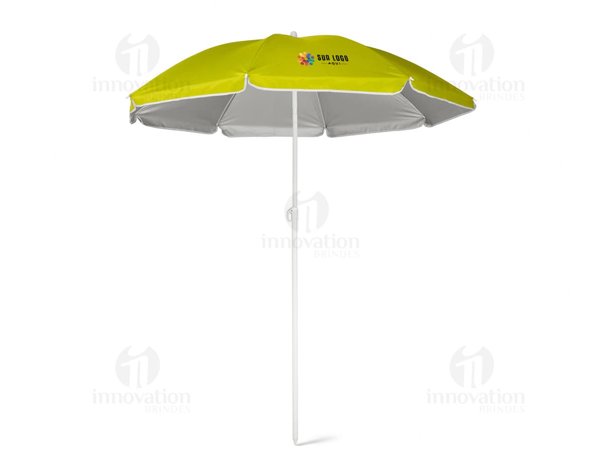 Guarda-sol reclinável em 210T brilhante e colorido, em forma de cartoon. O objeto possui design 3D e é amarelo, ideal para proteção contra a chuva. Está localizado em um quintal vazio e molhado, com uma folha no chão.