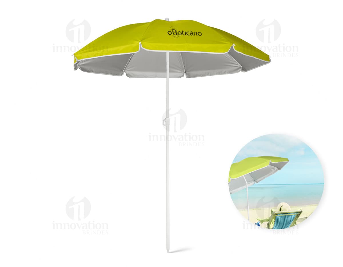 Guarda-sol reclinável em 210T brilhante e colorido, em forma de cartoon. O objeto possui design 3D e é amarelo, ideal para proteção contra a chuva. Está localizado em um quintal vazio e molhado, com uma folha no chão.