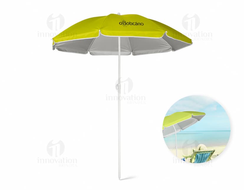 Guarda-sol reclinável em 210T brilhante e colorido, em forma de cartoon. O objeto possui design 3D e é amarelo, ideal para proteção contra a chuva. Está localizado em um quintal vazio e molhado, com uma folha no chão.